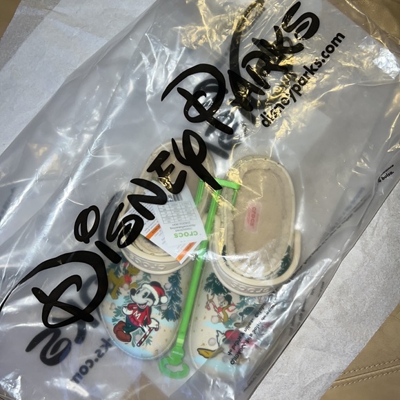 (M5/W7) Mickey Mouse and Friends Holiday Clogs for Adults by Crocs UNISE… - Picture 12 of 13